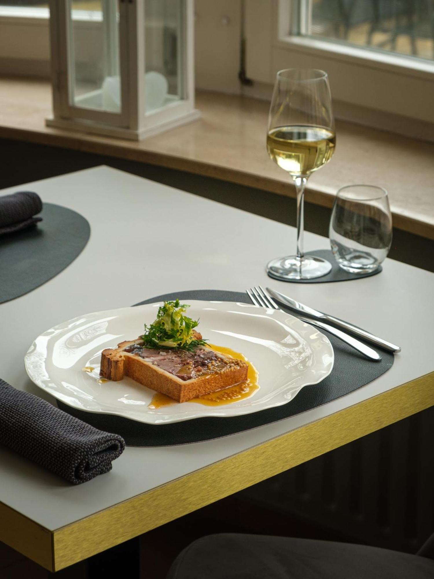 Hotel-Restaurant Beim Schlass Wiltz Bagian luar foto